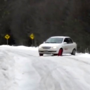 Cómo conducir en una curva con hielo