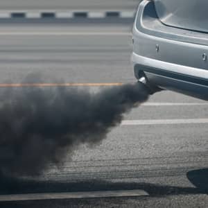 Lee más sobre el artículo ¿Por qué en invierno el coche echa humo negro?