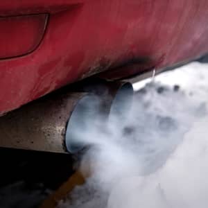 Lee más sobre el artículo ¿Por qué en invierno el coche saca humo blanco?