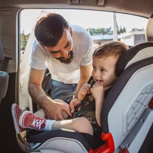 Cómo instalar la sillita de bebé en el coche