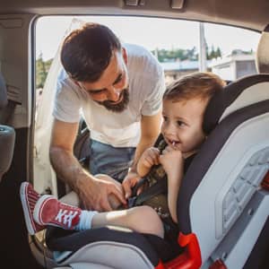 Lee más sobre el artículo ¿Cuál es la forma correcta de poner la silla de bebé en un coche?