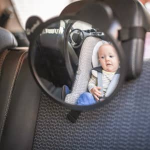 ¿Cómo ver al bebé en la silla del coche mientras conduces?
