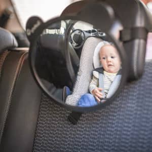 Lee más sobre el artículo Espejos para ver al bebé en la silla del coche (a contramarcha y a favor)