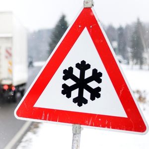 Lee más sobre el artículo Qué significa la señal del copo de nieve en el coche