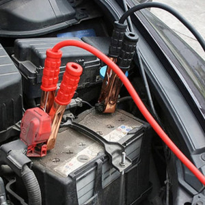 Lee más sobre el artículo Cómo colocar las pinzas para arrancar la batería del coche