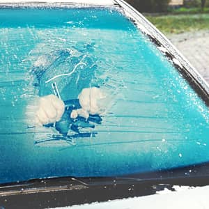 Lee más sobre el artículo ¿Es recomendable quitar el hielo del coche con alcohol?
